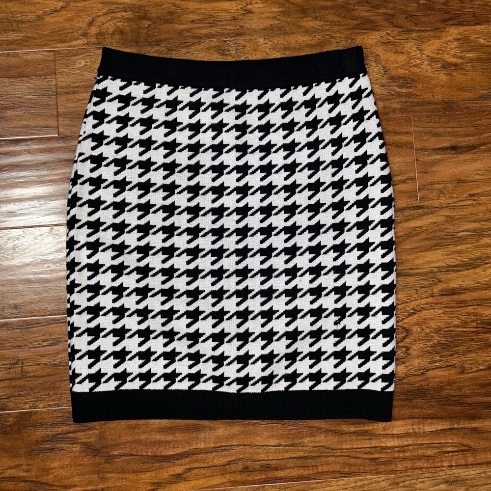 Skies Are Blue Black and White Houndstooth Pencil Skirt